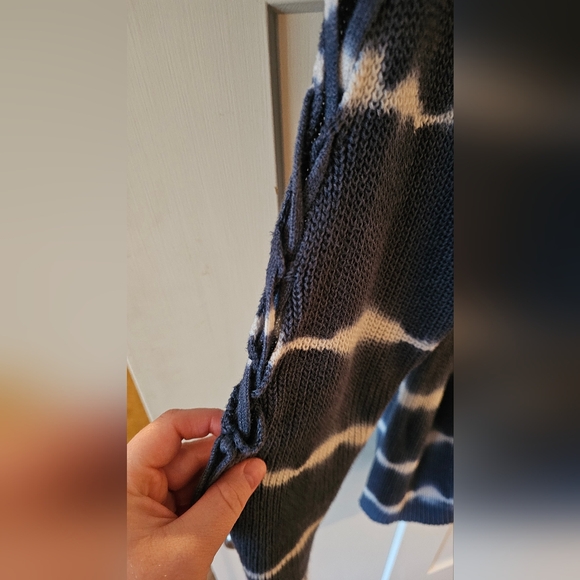 Open Lace Up Arm Sweater - Picture 4 of 7